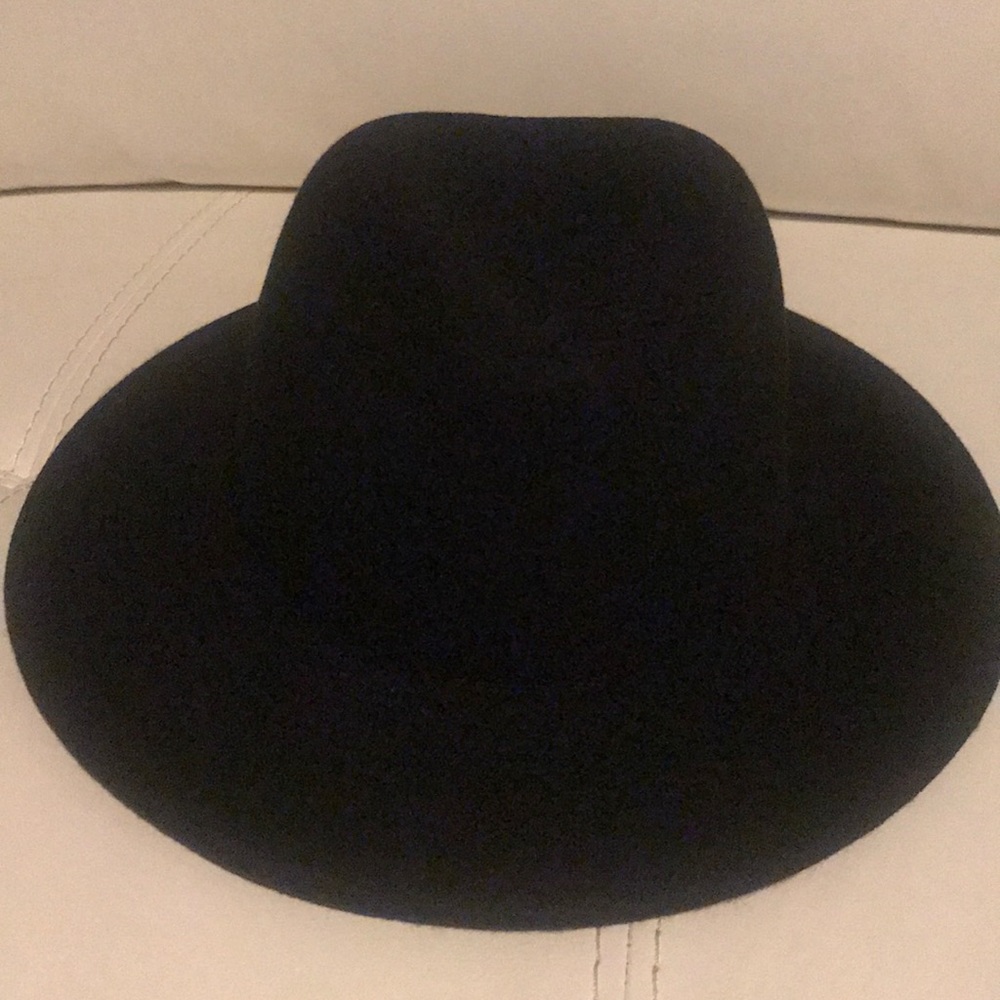 Very fashionable and stylish unisex fedoras.
